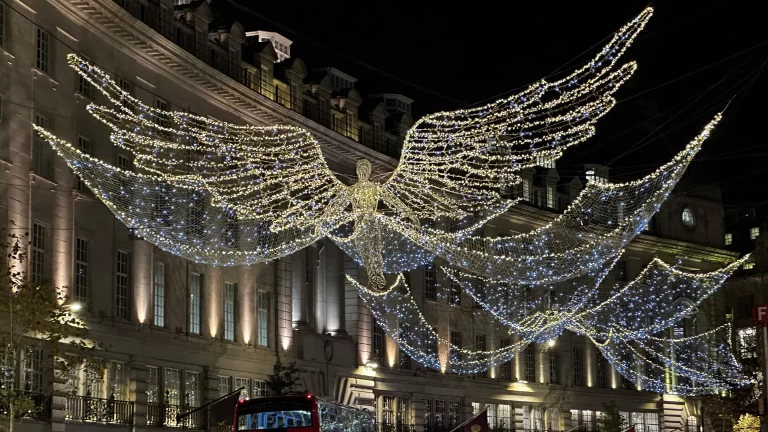 luces iluminadas por navidad en Regent Street